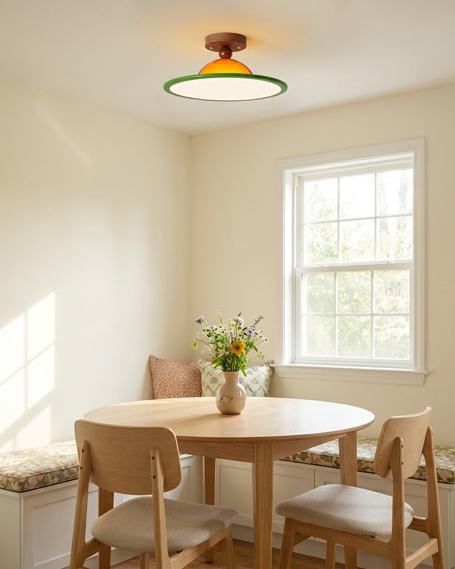 Stilren plafondlampa med integrerad LED och valnöt i minimalistiskt rum
