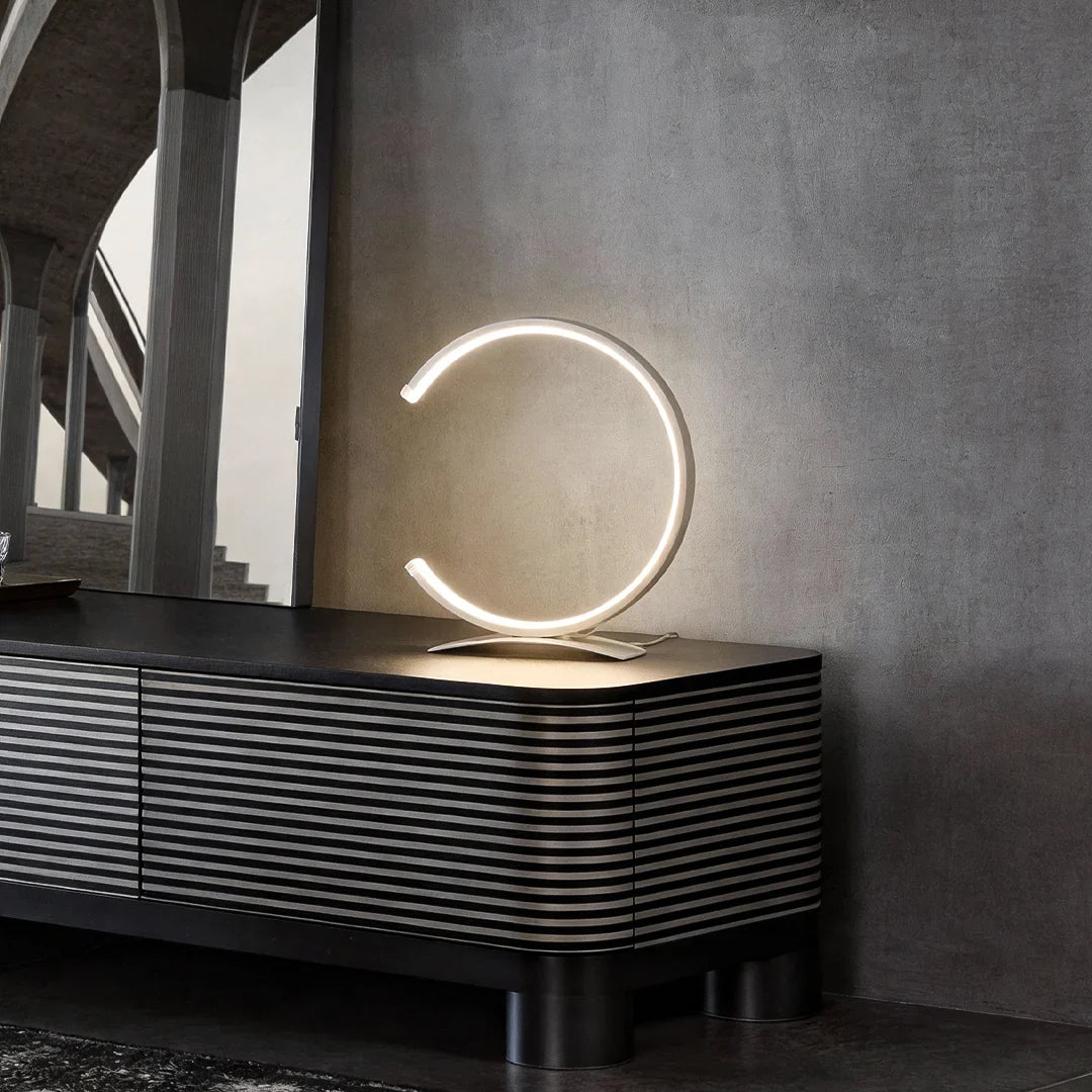 LED-bordslampa med tre justerbara ljuslägen