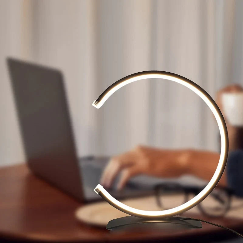 LED-lampa placerad på ett sängbord