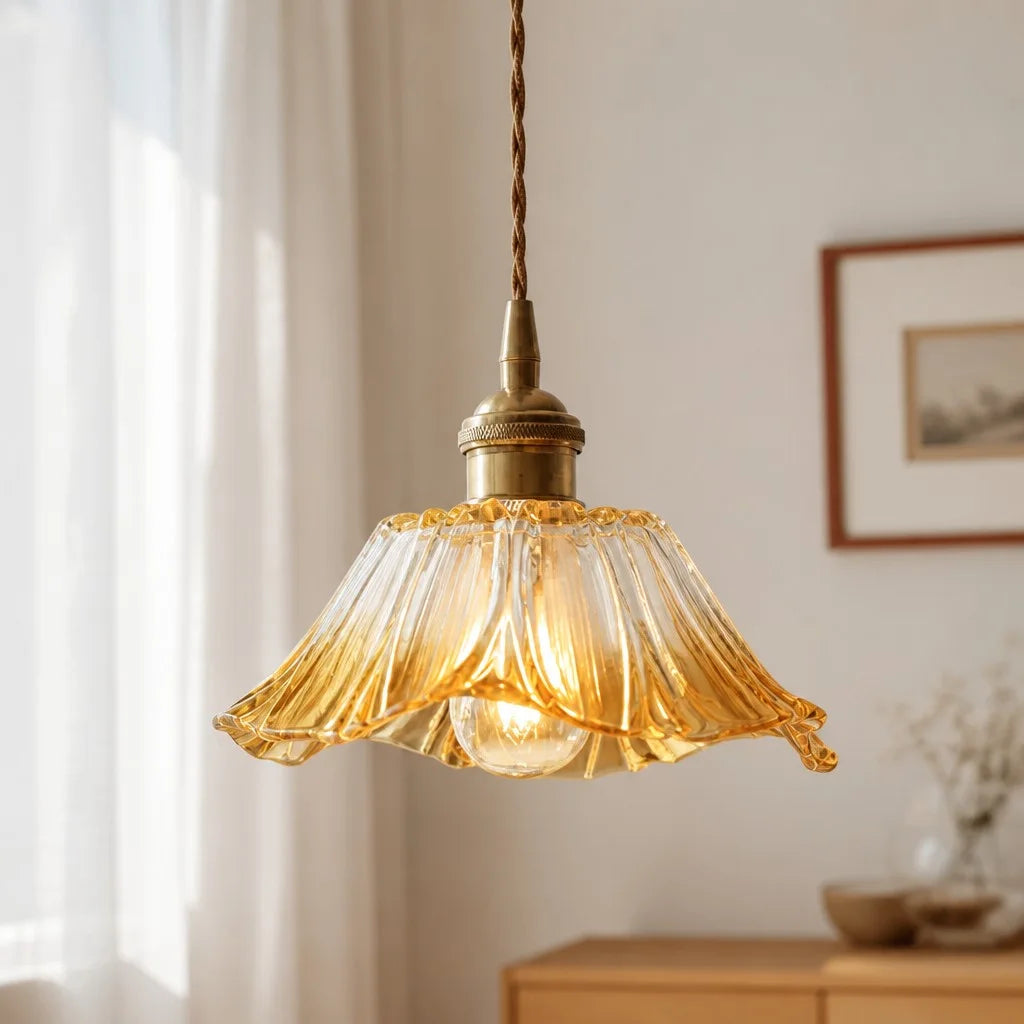 Dekorativ pendellampa med blomformad glasskärm