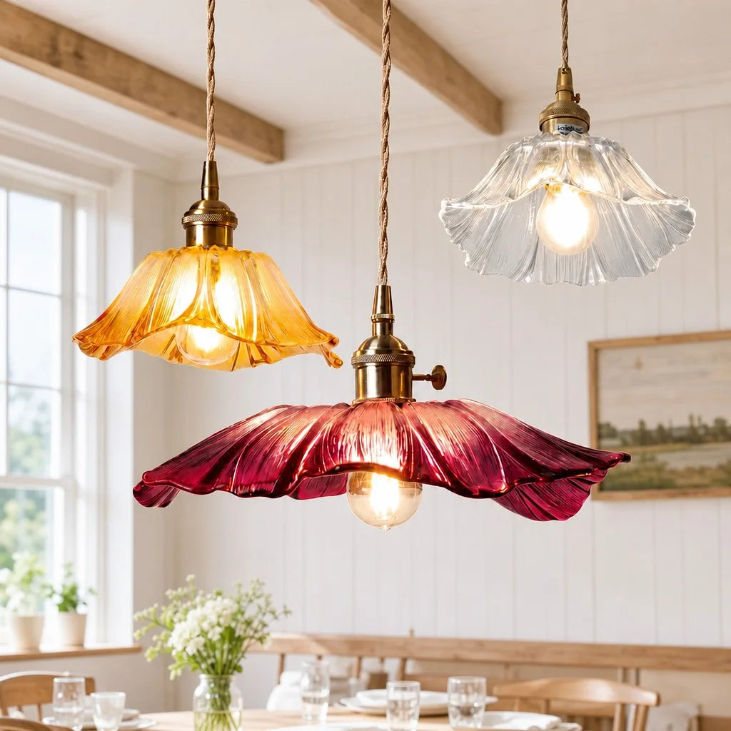Taklampa i vintageglas med blomformad skärm mot ljus bakgrund