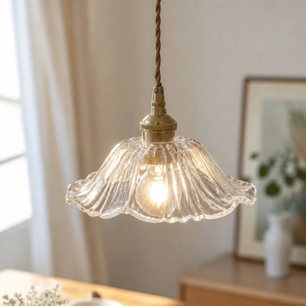 Vintage taklampa i glas sedd framifrån