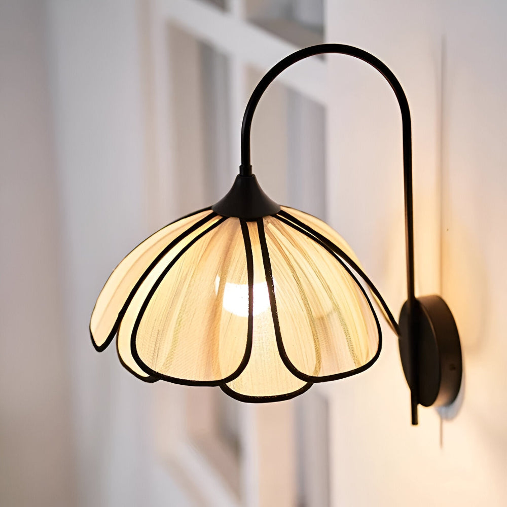 Stilig Vägglampa i Svart och Naturlig Rotting med Wabi-Sabi Blommotiv