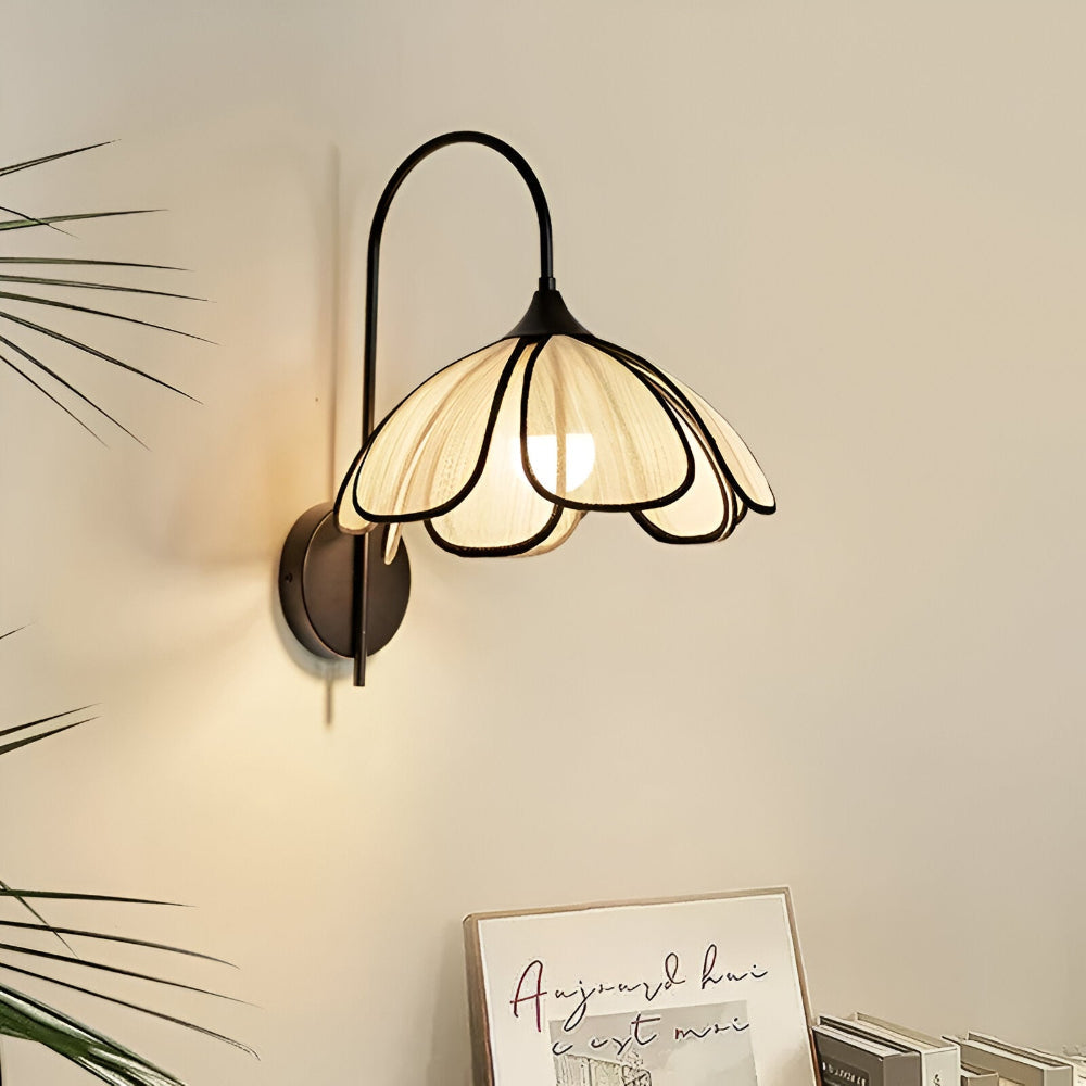 Stilig Vägglampa i Svart och Naturlig Rotting med Wabi-Sabi Blommotiv