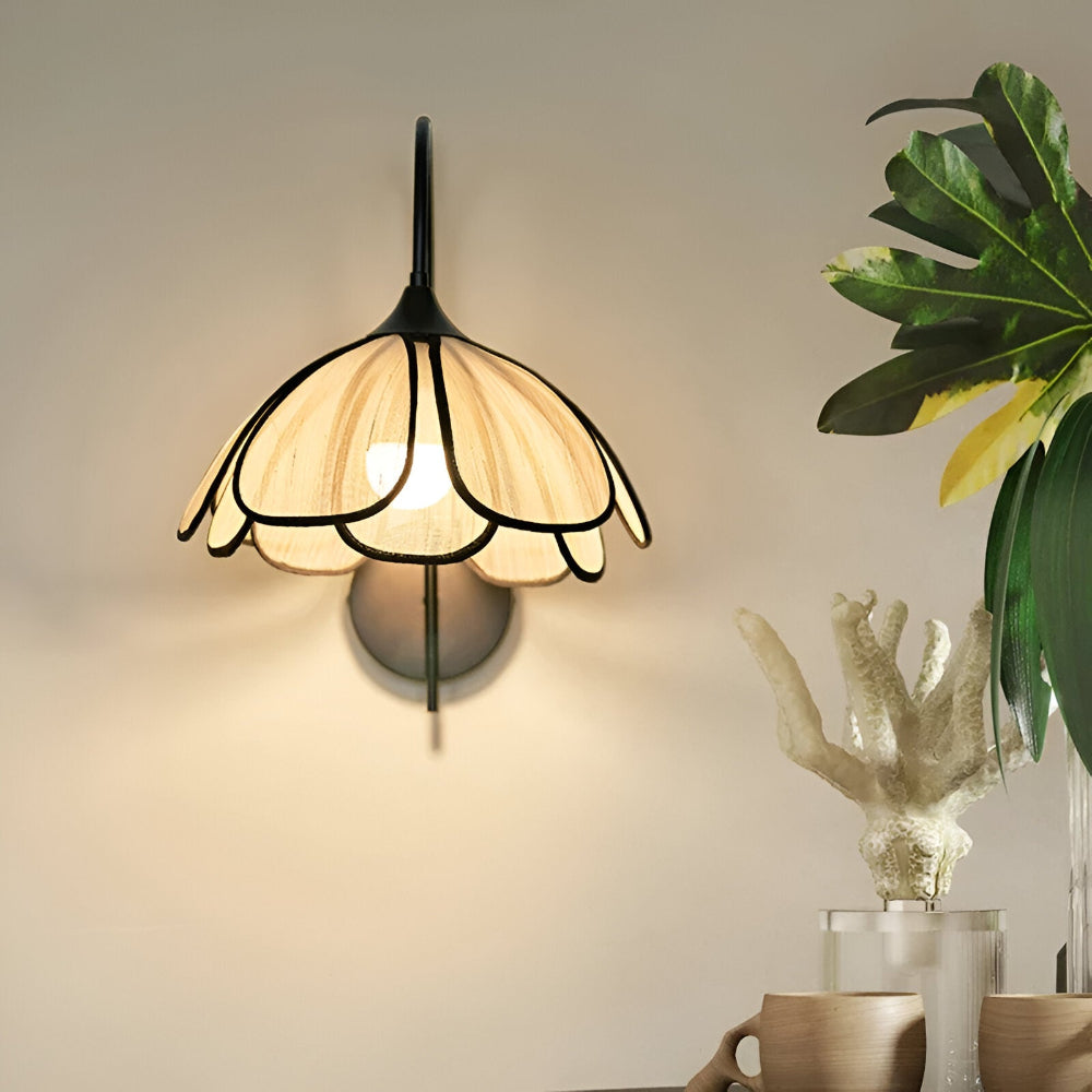 Stilig Vägglampa i Svart och Naturlig Rotting med Wabi-Sabi Blommotiv