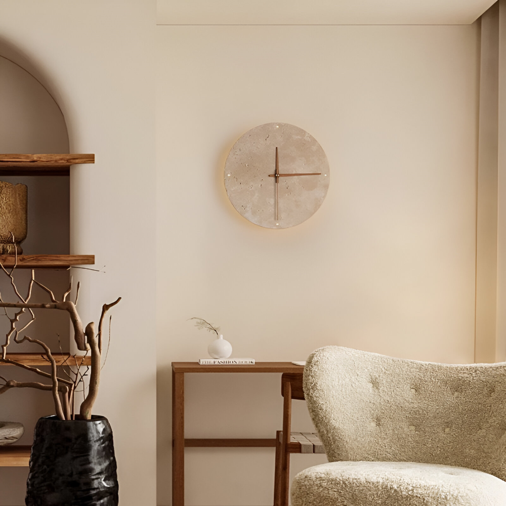 Samtida Rund LED-Väggklocka - Modern Väggklocka med Design i gul Travertin och Trä för Inredning av Vardagsrum