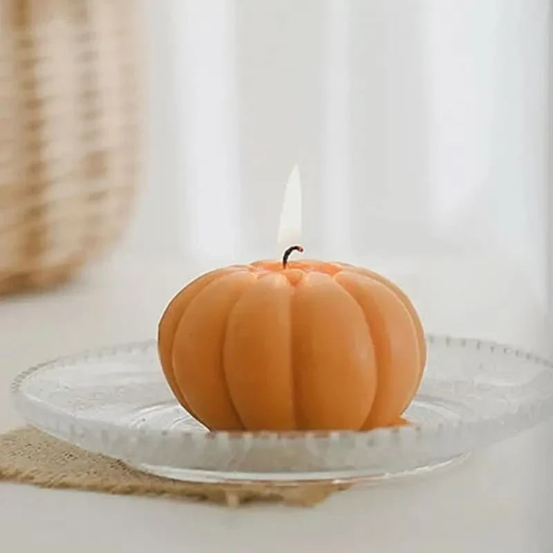 Handgjort doftljus format som en pumpa för stämningsfull heminredning