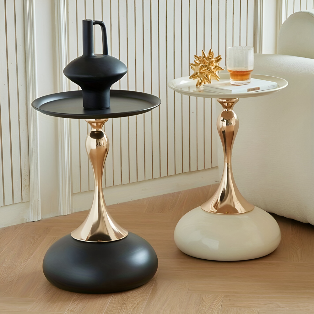 Elegant Rund Vit Sidobord med Guldbas - Samtida Minimalistiskt Metallbord