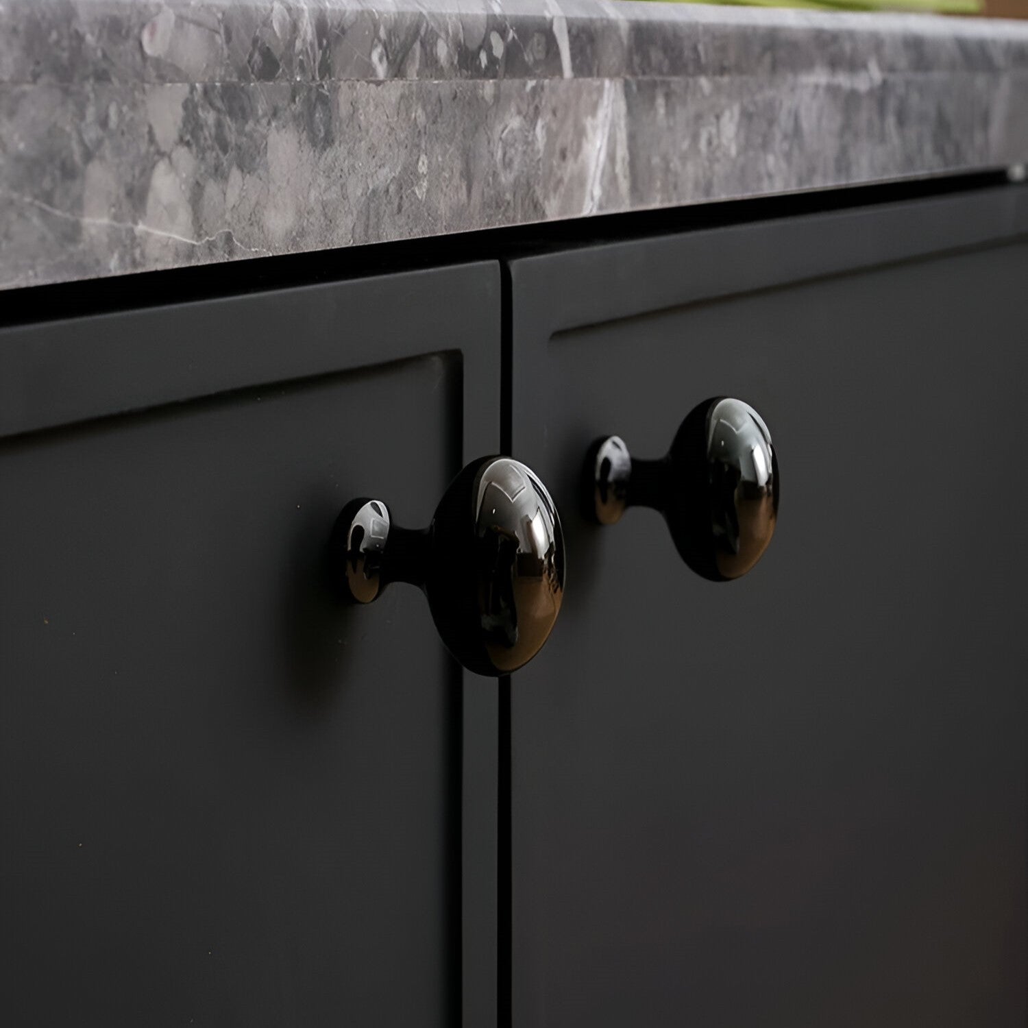 Eleganta Massiva Messingskåpsknoppar - Premium Italienskt Hantverk