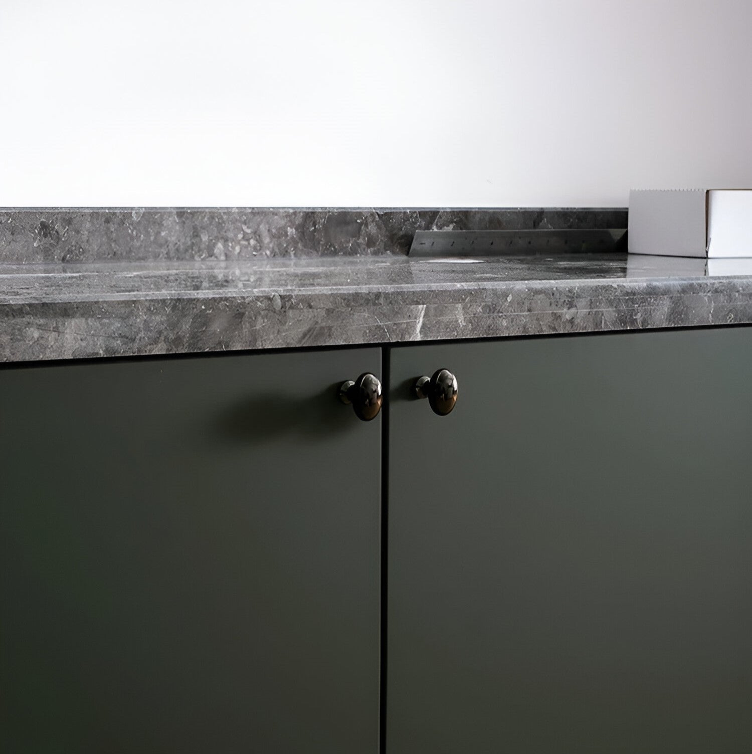 Eleganta Massiva Messingskåpsknoppar - Premium Italienskt Hantverk