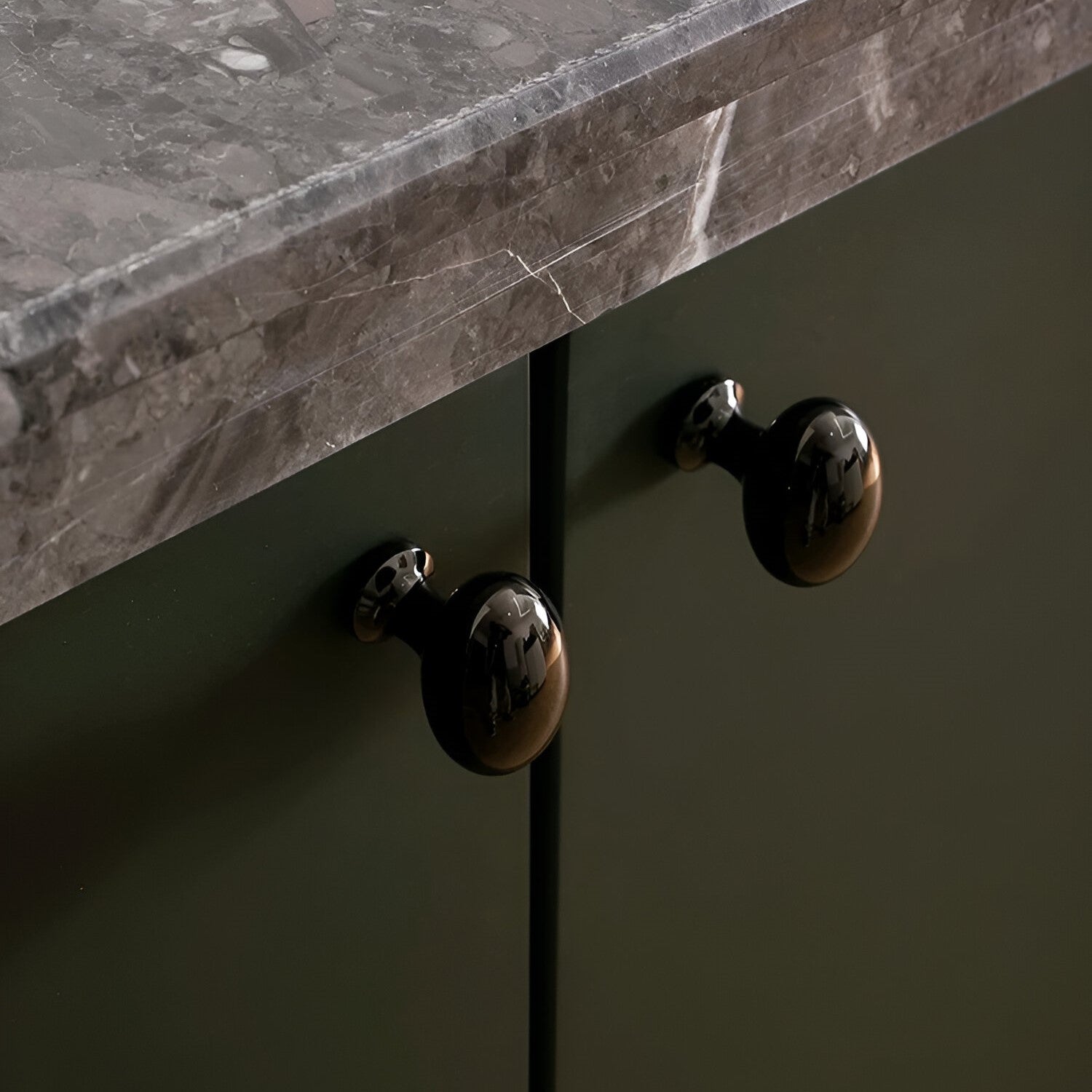 Eleganta Massiva Messingskåpsknoppar - Premium Italienskt Hantverk