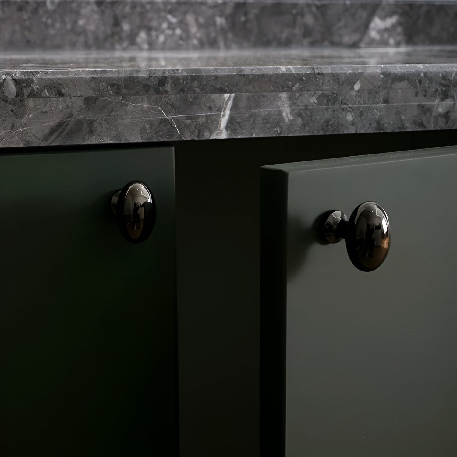 Eleganta Massiva Messingskåpsknoppar - Premium Italienskt Hantverk