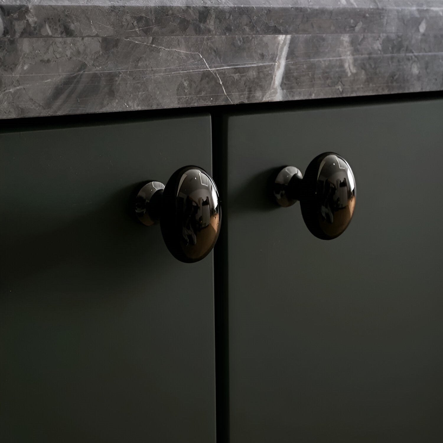 Eleganta Massiva Messingskåpsknoppar - Premium Italienskt Hantverk