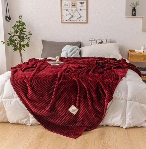 Flanellfilt vikt och placerad på soffan som praktisk inredning