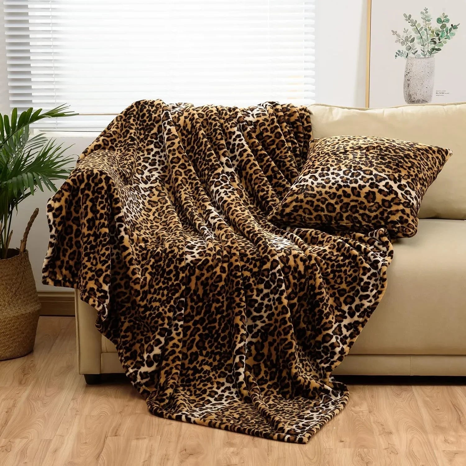 Pläd i flanell med leopardmönster utbredd mot ljus bakgrund