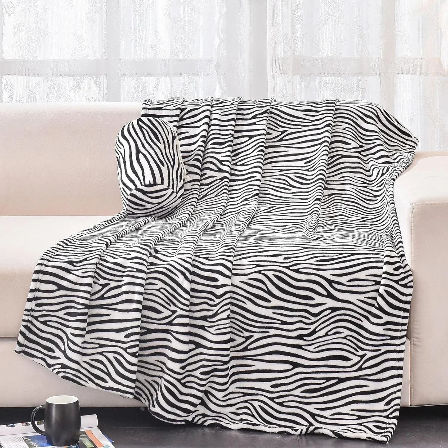 Värmande pläd med leopardmönster som detalj i heminredning