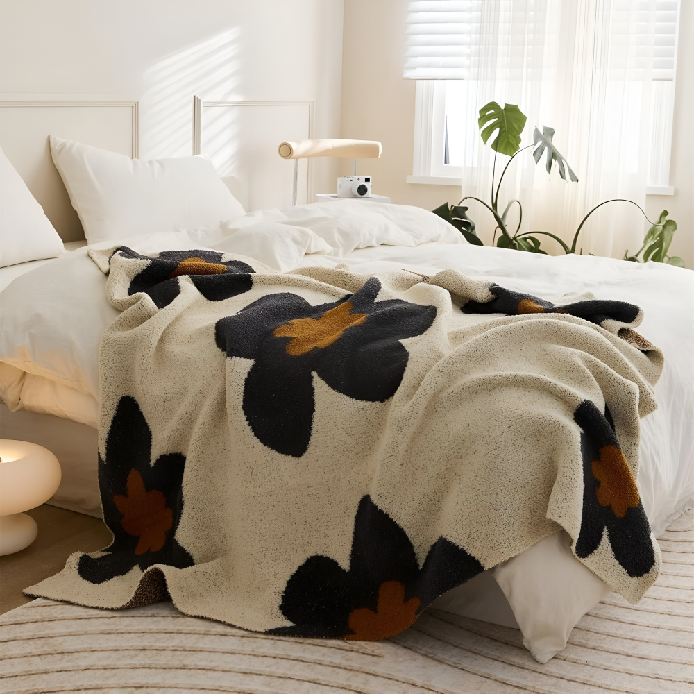 Blommönster Stickad Mysfilt – Bekväm och Stilig Inredningsfilt för Ditt Hem