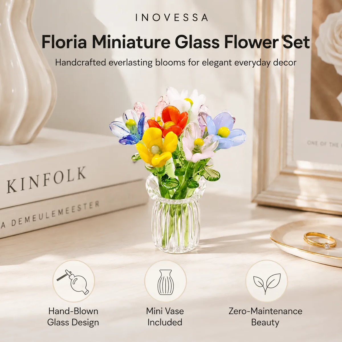 Dekorativ glasvas med konstblommor på ett matbord
