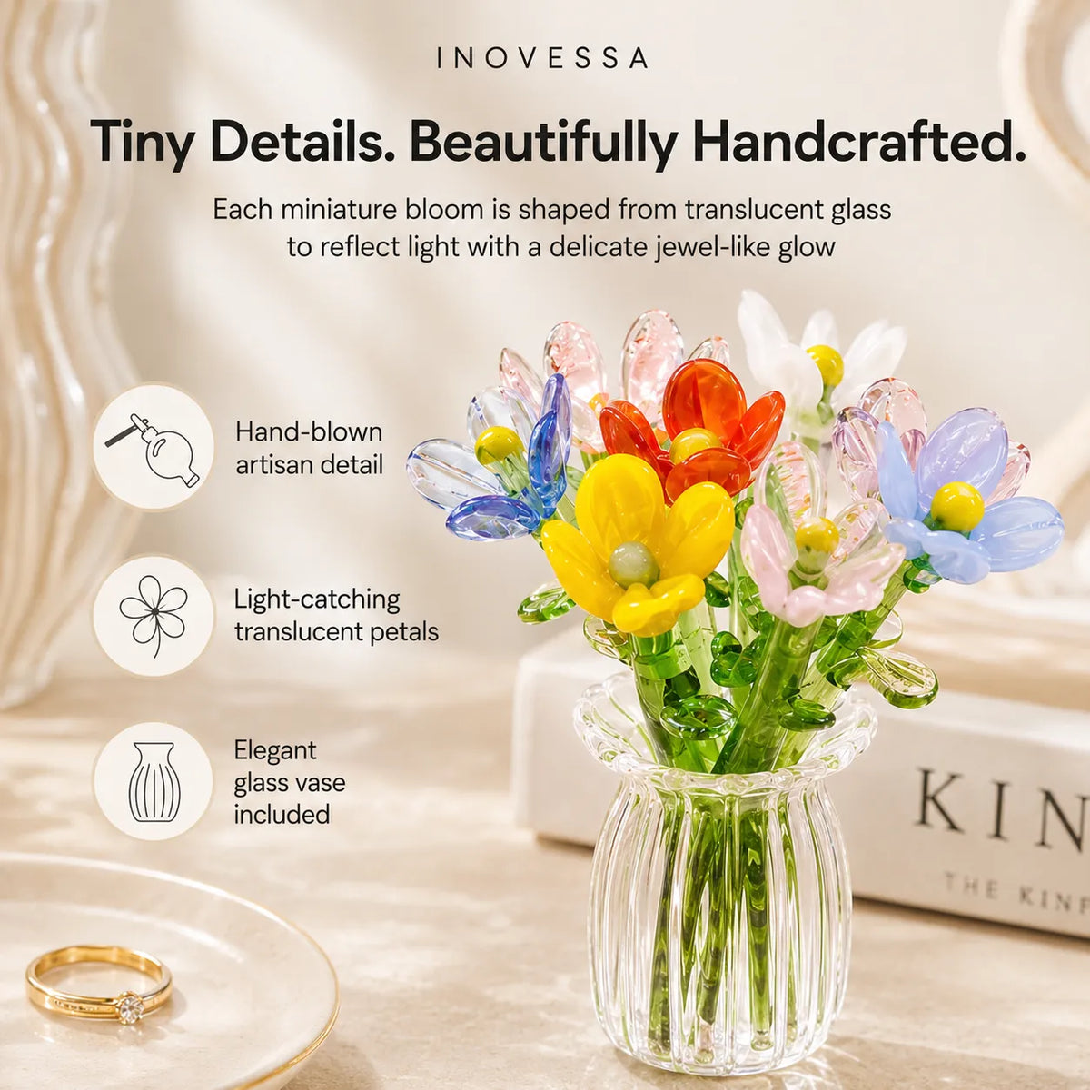 Konstblommor i glasvas som elegant heminredning