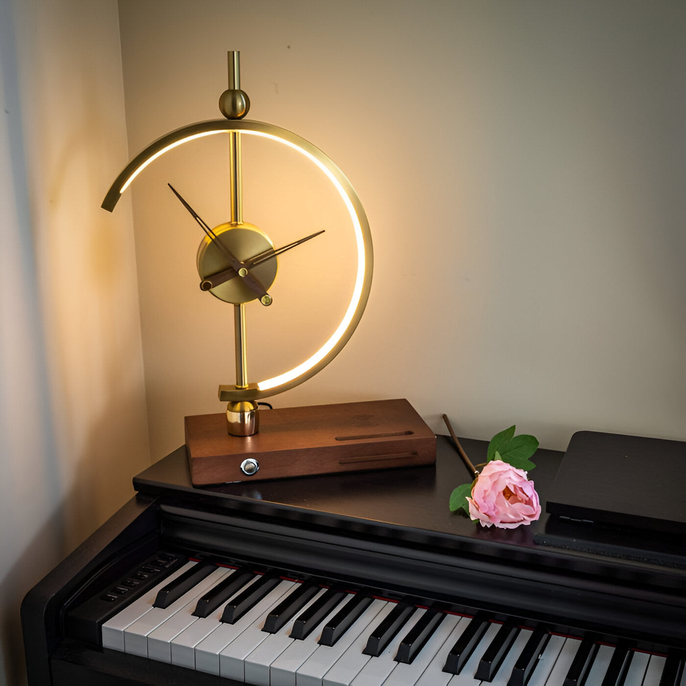 GLux Klocka - LED Bordslampa Gyllene Tid - Geometrisk Qi Trådlös Laddare & Klocka