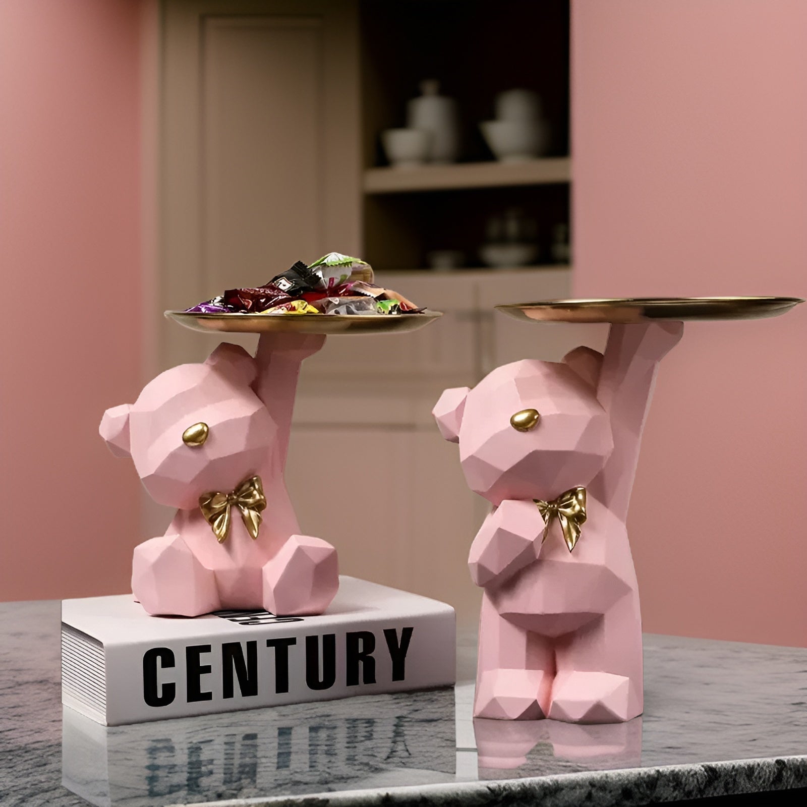 Geometrisk björnfigur i konstharts med serveringsbricka på bord