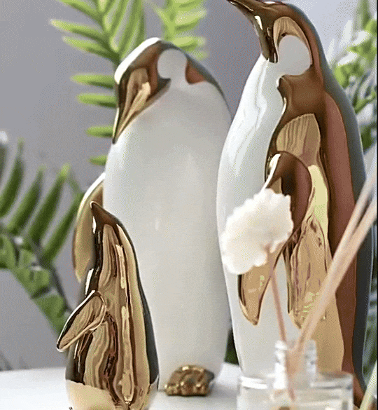 Penguin Charm - Gyllene keramisk pingvinskulptur för chic interiör
