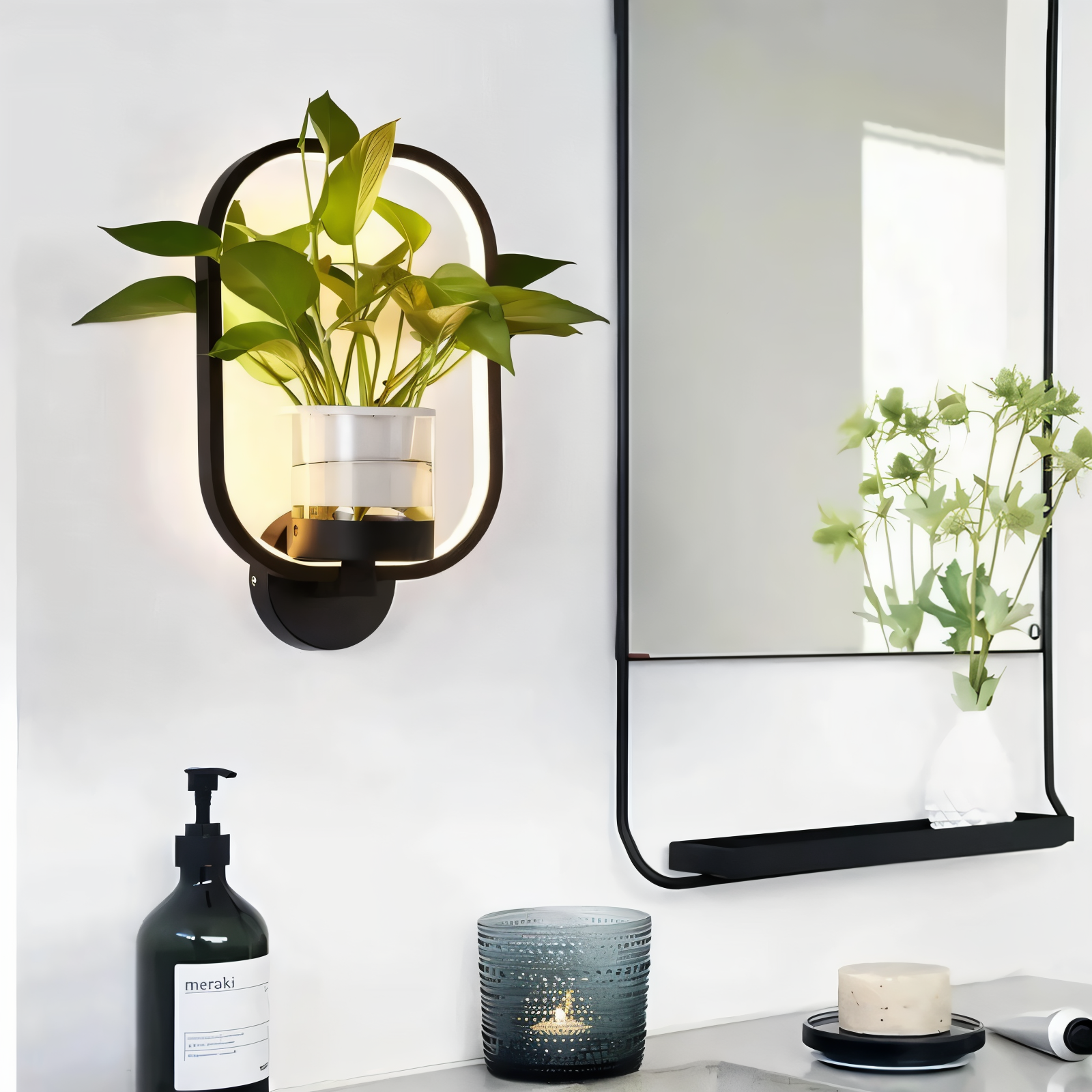 Modern väggbelysning i järn som kombinerar lampa och växthållare