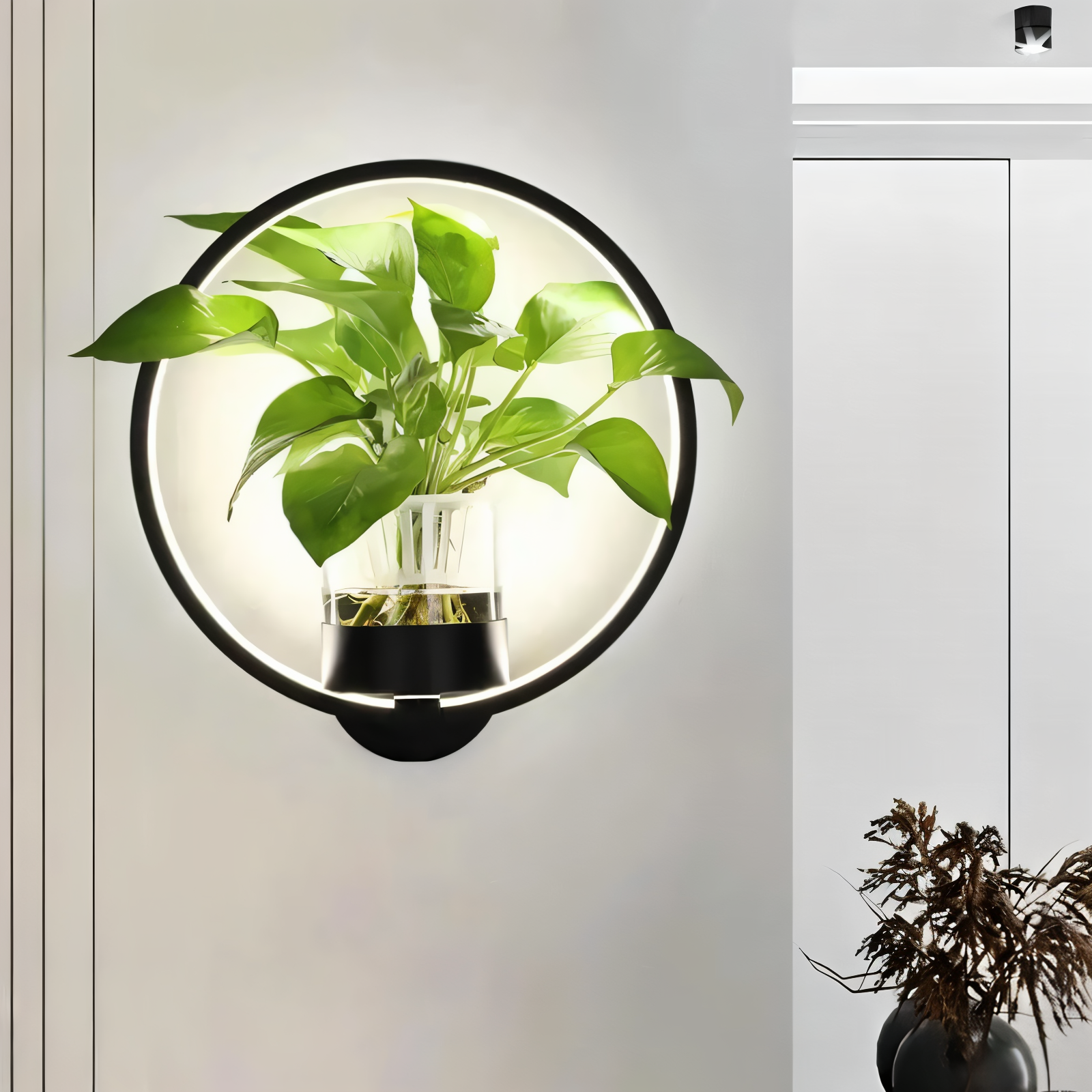 LED-vägglampa i järn med integrerad växthållare monterad på vägg