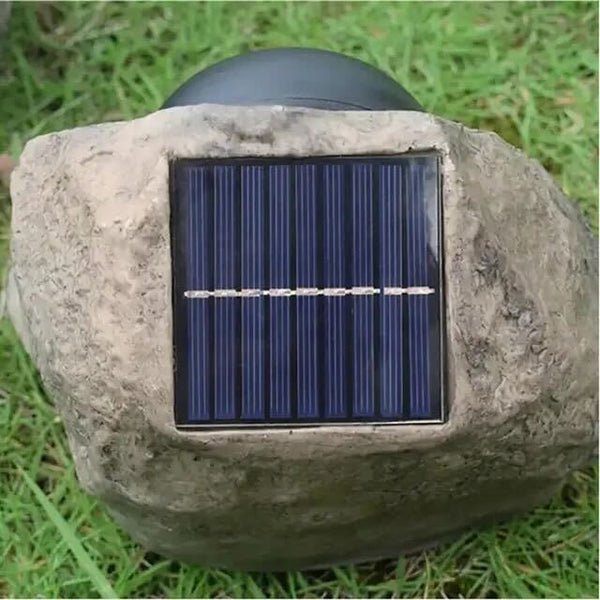 Solarlampa för uteplats och rabatt med diskret stenlook