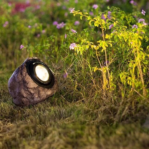 Detaljbild av justerbar solarlampa med steninspirerad yta