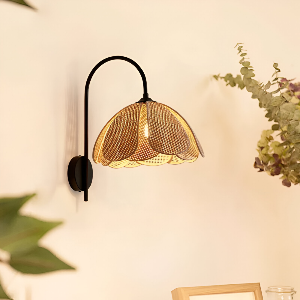 Japanskinspirerad Wabi Sabi Rattan Vägglampa - Vägglampa för Inomhusbruk med Naturlig Blomblad-Design