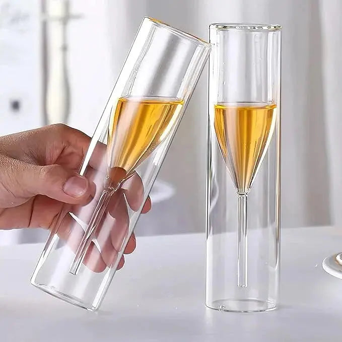 Champagneglas i kristall med dekorativ svävande effekt på festdukning