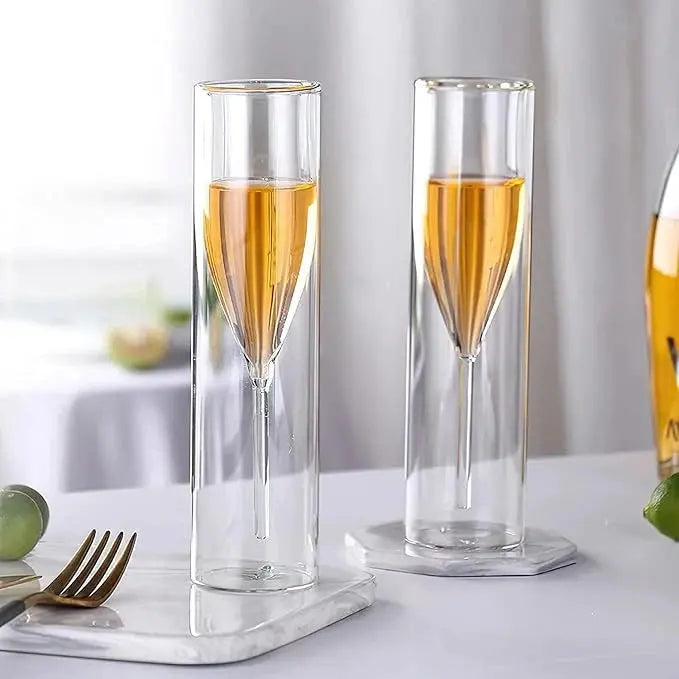 Närbild av champagneglas med svävande effekt och elegant design