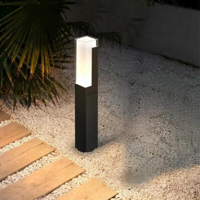 Närbild av LED-utomhusvägglampa med stilren design och 30 cm längd