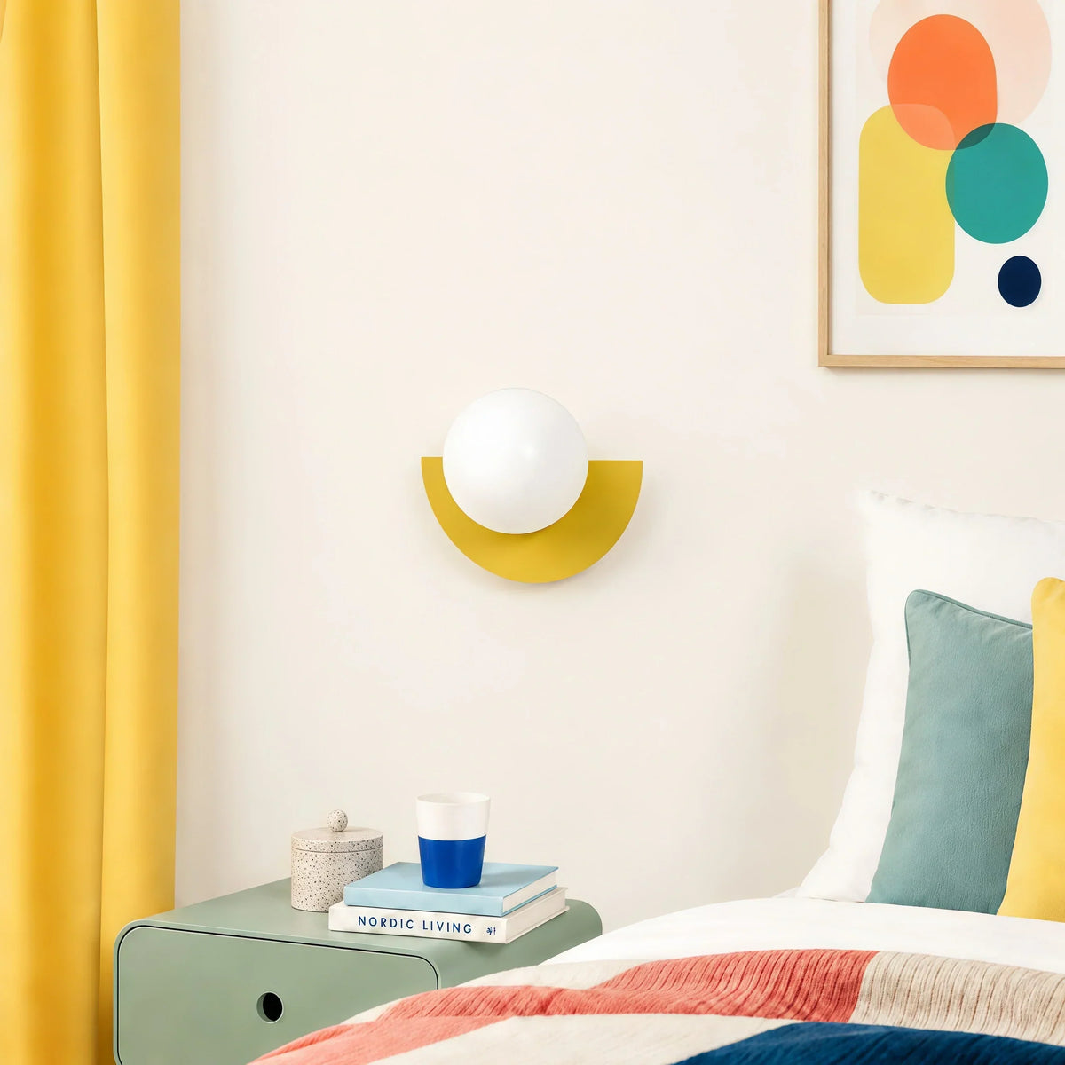 Modern vägglampa med färgglad design i stilren miljö