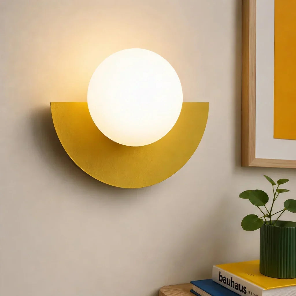 Vägglampa med färgglad design som passar modern inredning