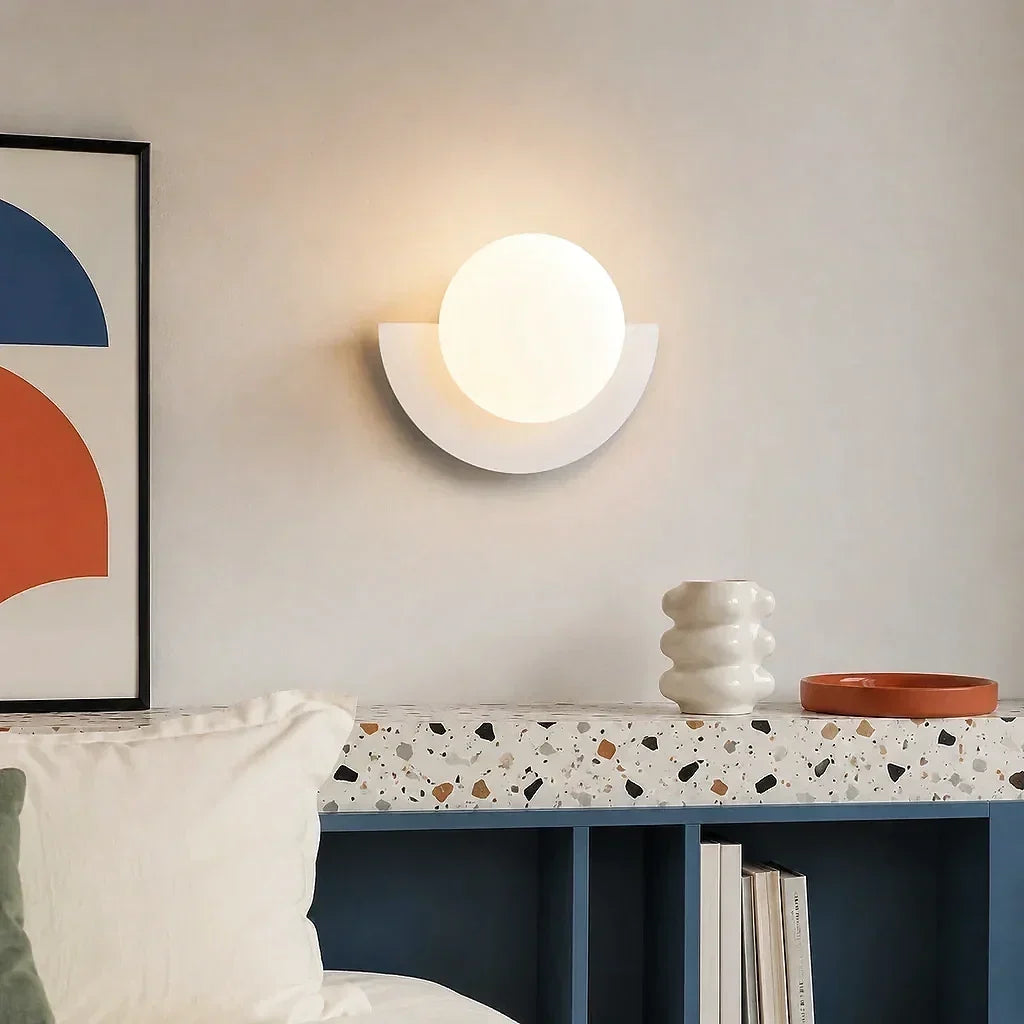 Minimalistisk vägglampa monterad på en inomhusvägg