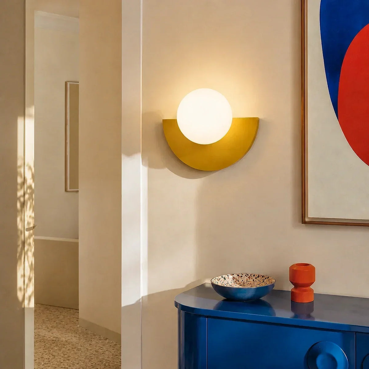 Närbild av minimalistisk vägglampa med färgglada detaljer