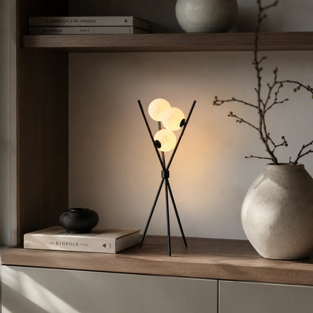 Bordslampa i skandinavisk stil med frostad globskärm
