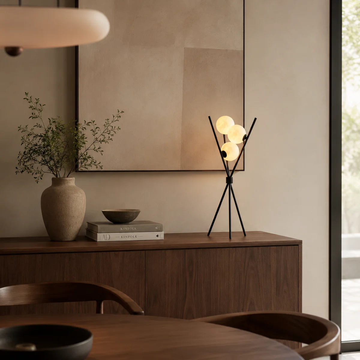 Bordslampa för vardagsrum eller sovrum med elegant tripoddesign