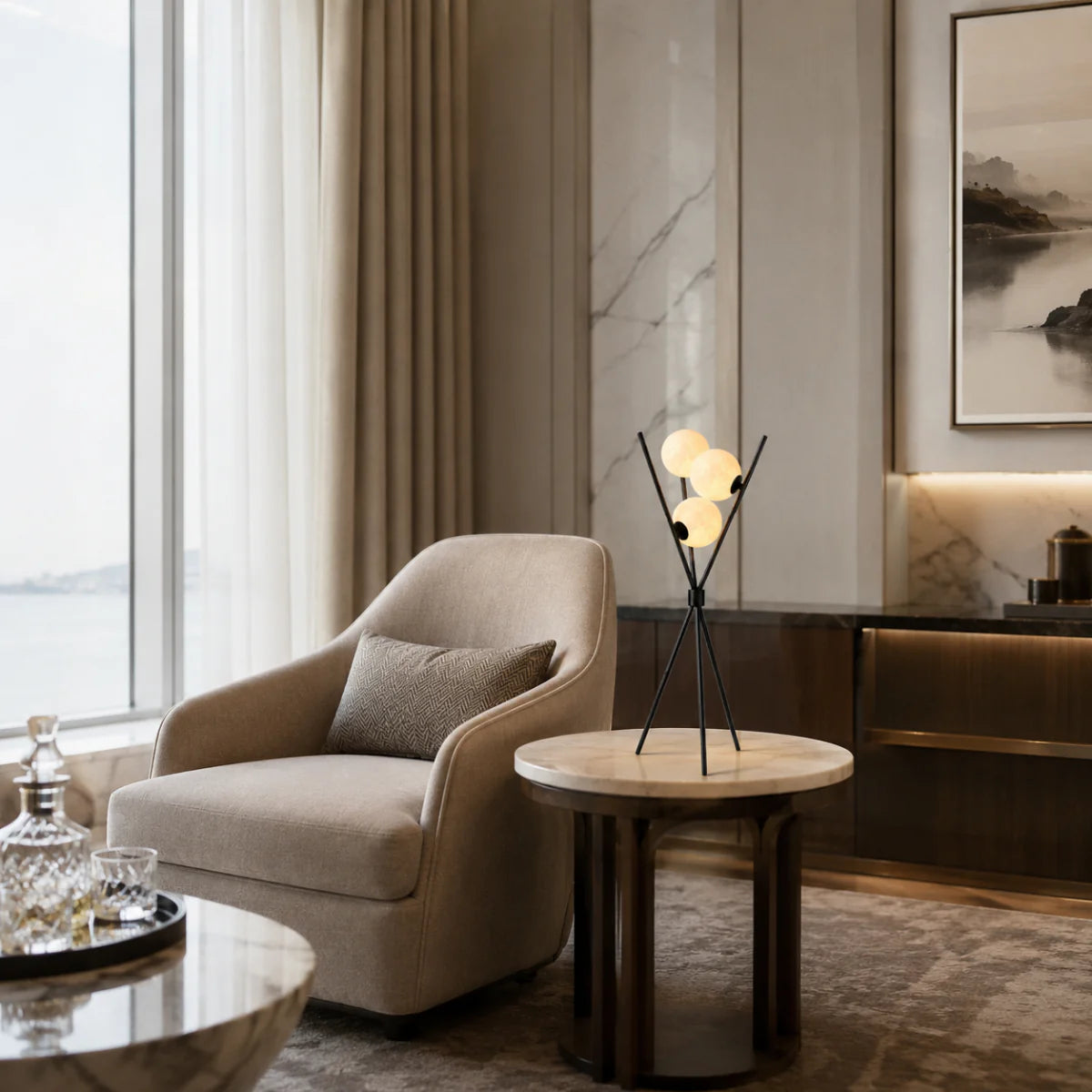 Modern bordslampa med rund frostad glaskupa och trebent stativ