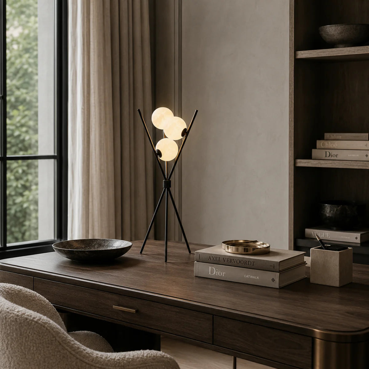 Bordslampa med frostad glaskupa som sprider behagligt ljus