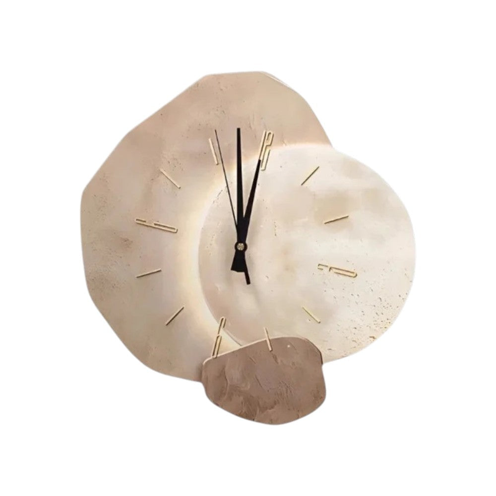 Minimalistisk måndesignad väggklocka i beige mot ljus vägg