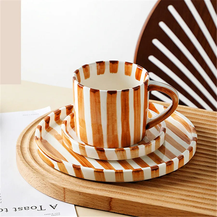 Minimalistiskt handritat kopp- och tallriksset - keramiska ränder i vitt för kaffe och te 0