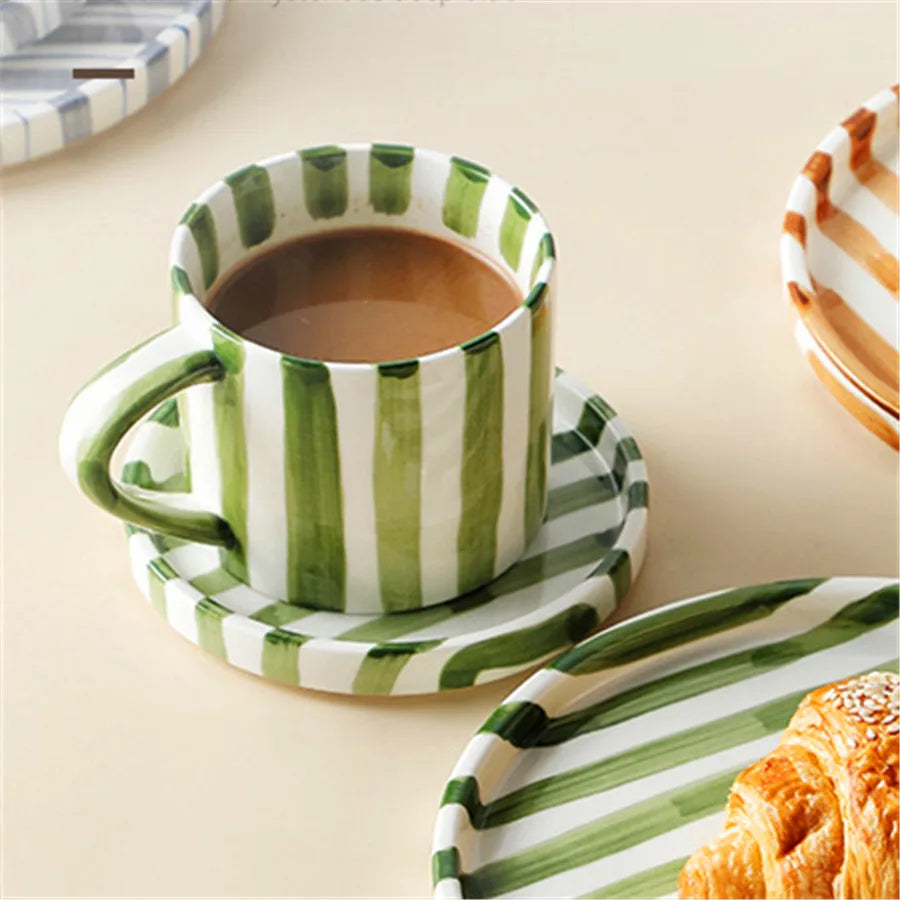 Minimalistiskt handritat kopp- och tallriksset - keramiska ränder i vitt för kaffe och te 1