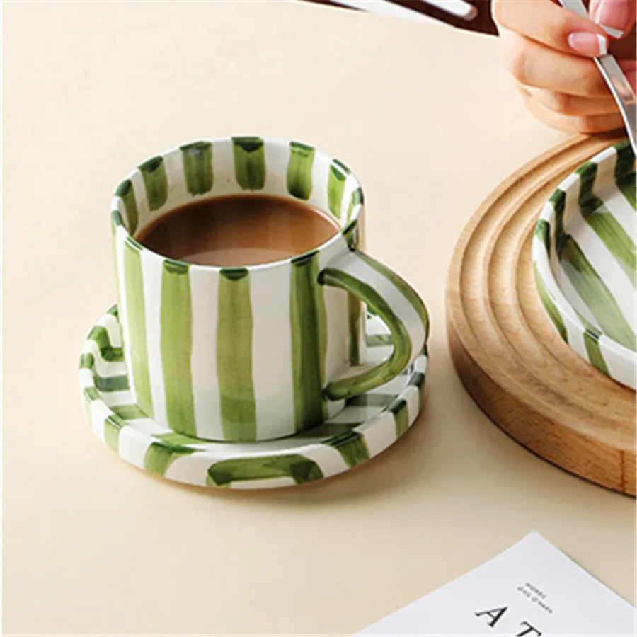 Minimalistiskt handritat kopp- och tallriksset - keramiska ränder i vitt för kaffe och te 2
