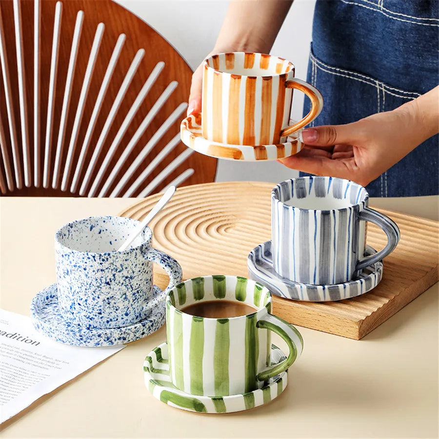 Minimalistiskt handritat kopp- och tallriksset - keramiska ränder i vitt för kaffe och te 3