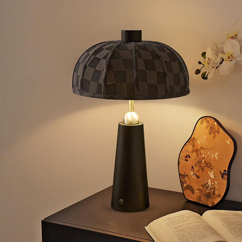 Bordslampa i trä och tyg i vinkel som visar skärmens struktur