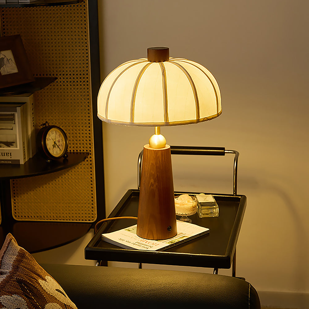 Detaljbild av lampfot i trä med mjuka former
