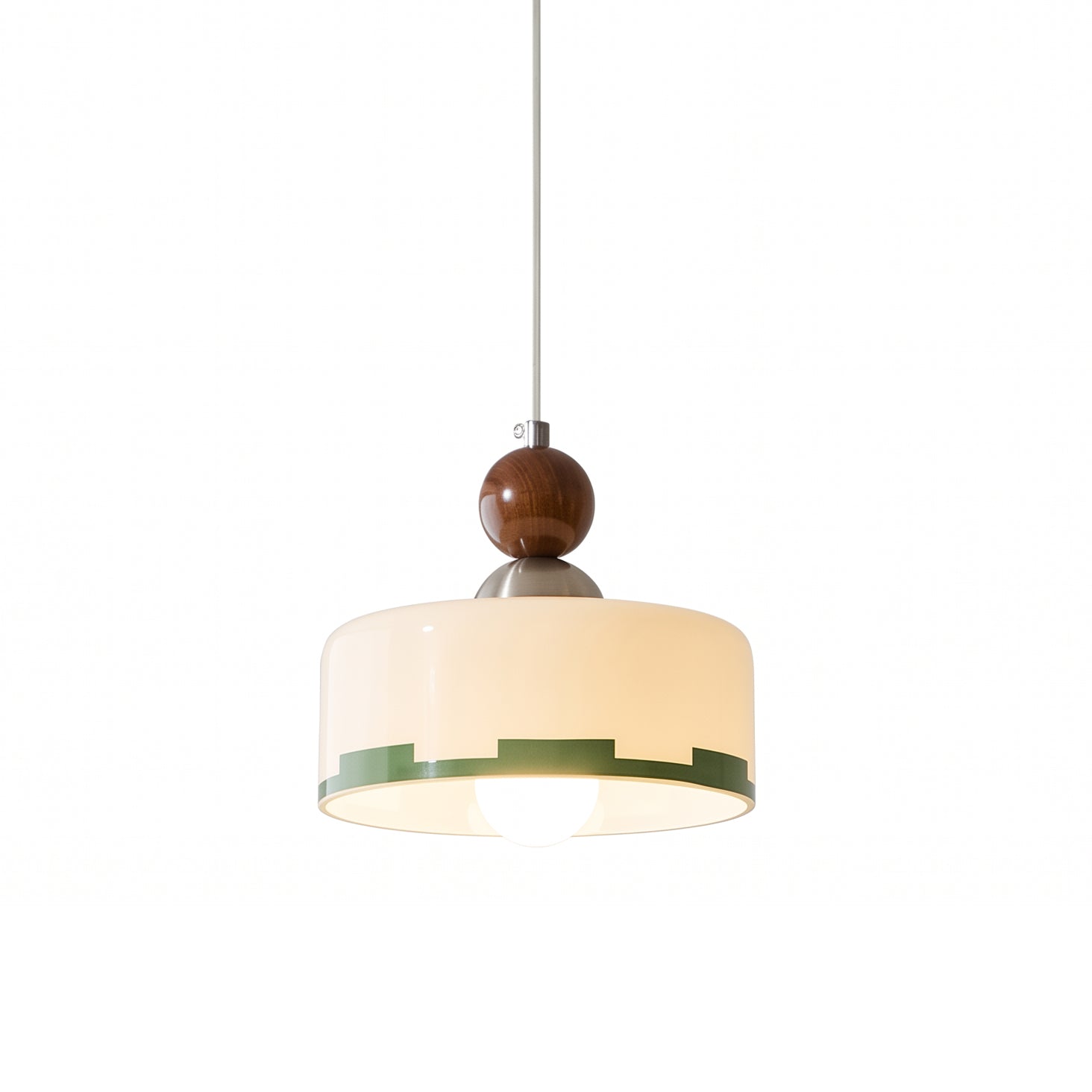 Pendellampa i glas och trä med beige skärm mot ljus bakgrund